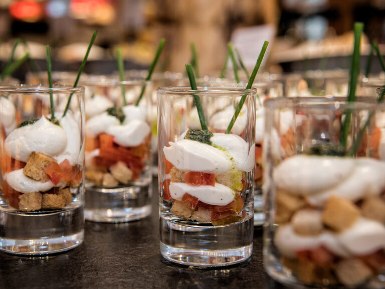 Mehrere Gläser gefüllt mit kulinarischen Köstlichkeiten im schicken Restaurant des Landhaus Sponsel-Regus.