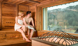 Ein Mann und eine Frau genießen die Zeit gemeinsam in einer Sauna im Hotel Sponsel-Regus in der Fränkischen Schweiz