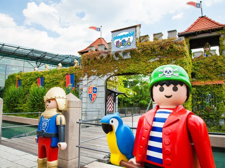 Verschiedene Figuren des Playmobil-Funparks in Franken