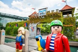 Verschiedene Figuren des Playmobil-Funparks in Franken
