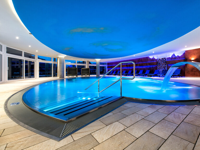 Der Einstieg in den modernen Pool in der Wasserwelt Schlössla des Hotels Sponsel-Regus in Franken