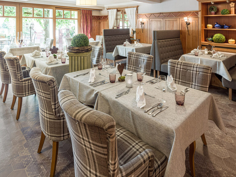 Das Restaurant verfügt über zahlreiche Tische und Stühle.