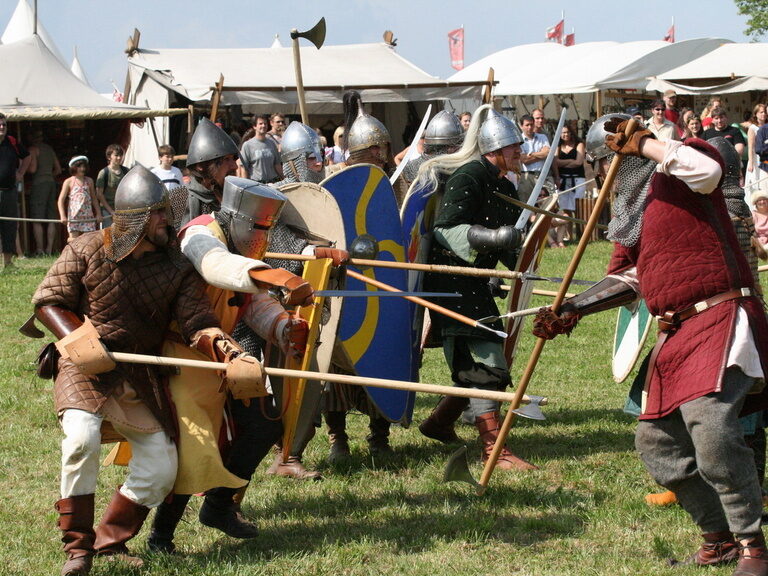 Ritter tragen Helme und Rüstungen und kämpfen gegeneinander