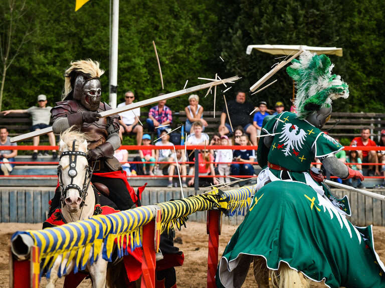 Zwei Ritter reiten auf den Rücken von Pferden und duellieren sich mit Lanzen