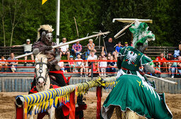 Zwei Ritter reiten auf den Rücken von Pferden und duellieren sich mit Lanzen