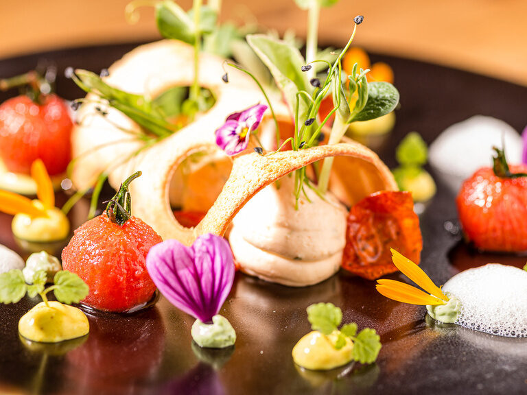 Eine besondere Salatkreation auf einem Teller im Restaurant in Franken