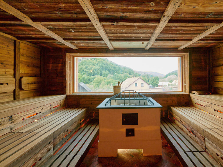 Eine Holzsauna im Saunabereich des Hotels Sponsel-Regus mit Panorama-Fenster