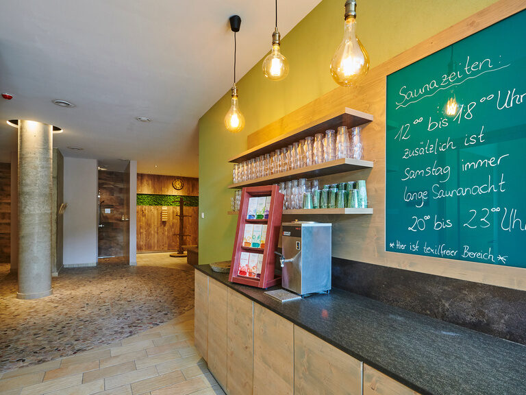 Tee und Wasserstation im Saunabereich des Hotels Sponsel-Regus