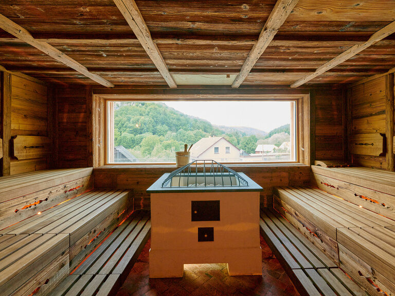 Der Innenraum einer Holzsauna mit großem Fenster im Hotel Sponsel-Regus in der fränkischen Schweiz