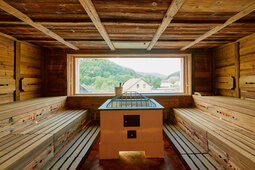 Der Innenraum einer Holzsauna mit großem Fenster im Hotel Sponsel-Regus in der fränkischen Schweiz