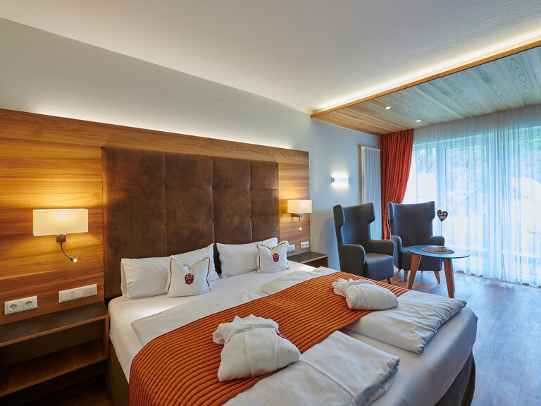 Ein bequemes Bett und einen praktischen Schreibtisch