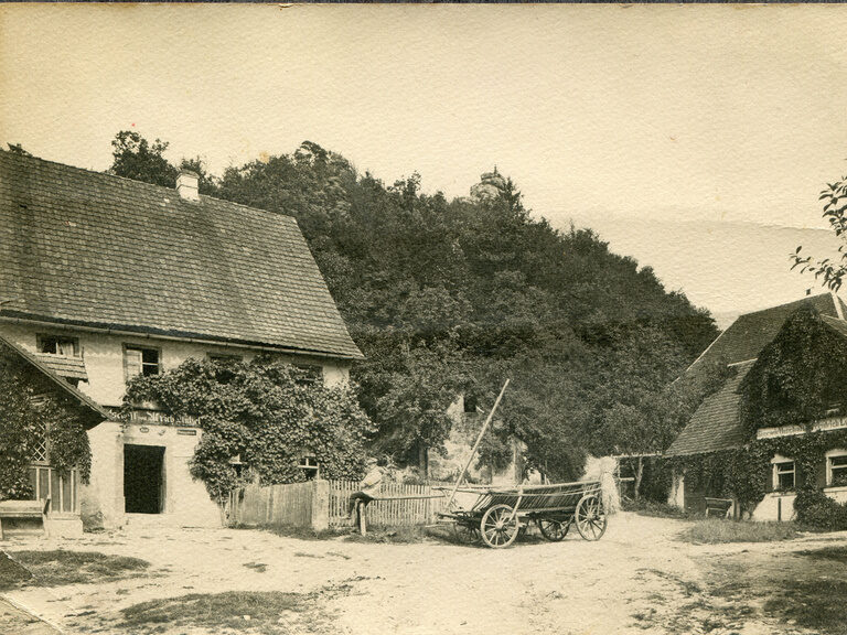 Eine alte schwarz-weiß Aufnahme des Landhauses Sponsel-Regus vor langer Zeit