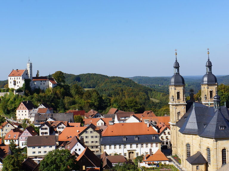 Übersichtsbild der Stadt Gößweinstein mit Häusern und Basilika