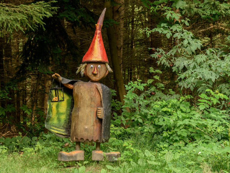Holzfigur beim Zauberwald des Kindererlebniswegs bei Mengersdorf