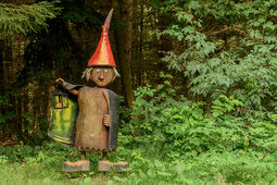 Holzfigur beim Zauberwald des Kindererlebniswegs bei Mengersdorf
