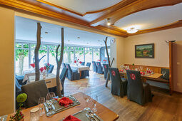 Ein geschmackvoll eingerichtetes Restaurantzimmer im Landhaus Sponsel-Regus.