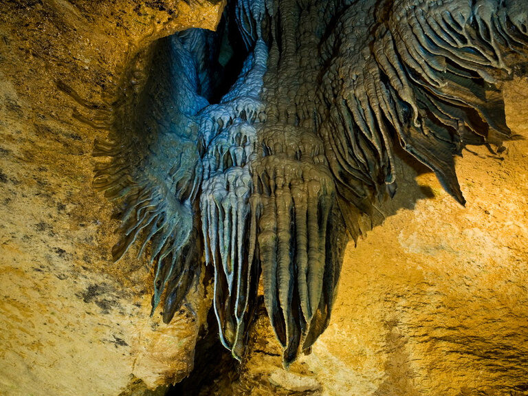 Beeindruckende Tropfsteine hängen an den Decken in der Teufelshöhle