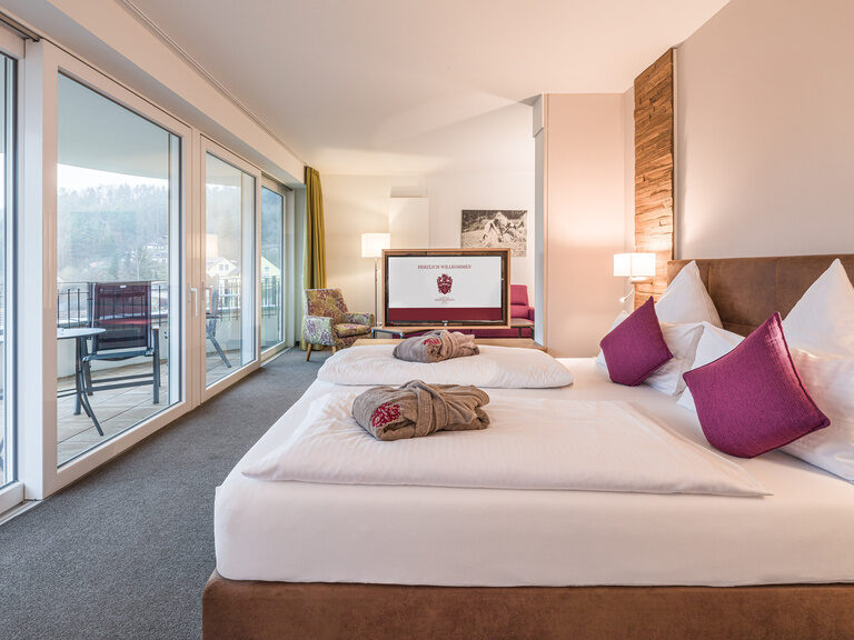 Ein großes Bett in der Turm-Suite Schlössla - Landhaus Sponsel-Regus.