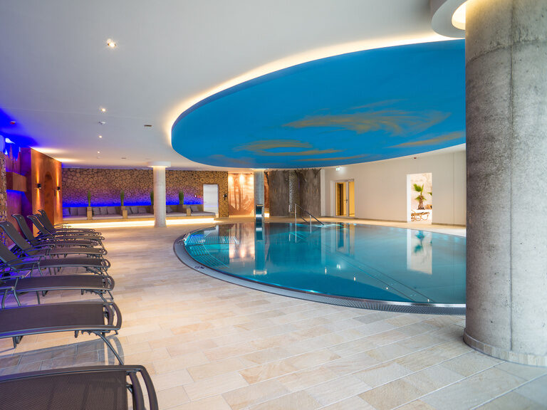 Ein Innenpool mit bequemen Liegestühlen im Landhaus Sponsel-Regus in Veilbronn.