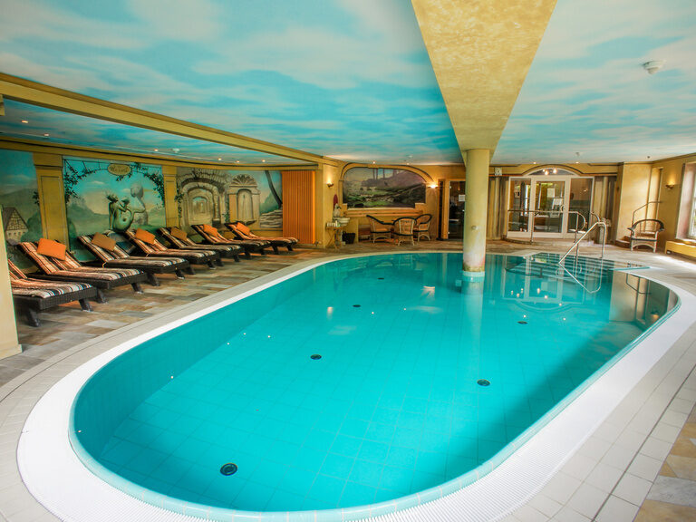 Ein hallenbad mit gemaltem Himmel an der Decke - Wasserwelt Sponsel-Regus, Franken