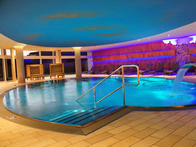 Ein großer Innenpool im Spa-Hotel Landhaus Sponsel-Regus.