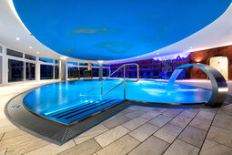 Ein Indoor-Schwimmbecken in der Wasserwelt des Hotels Sponsel-Regus in Franken