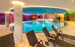 Ein elegantes Hallenbad mit Liegestühlen im Spa-Hotel Landhaus Sponsel-Regus.
