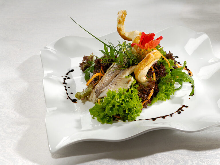 Ein kunstvoll dekorierter Salatteler im Hotel Sponsel-Regus