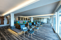 Ein gemütlicher Ruhebereich mit Holzboden im Wellnesshotel Sponsel-Regus in der Fränkischen Schweiz
