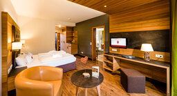 Ein stilvolles Wohnzimmer mit Holzverkleidung und Couchtisch im Landhaus Sponsel-Regus in der Fränkischen Schweiz