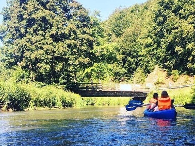 Stromschnellen und Kanufahrer auf der Wiesent