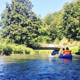 Stromschnellen und Kanufahrer auf der Wiesent